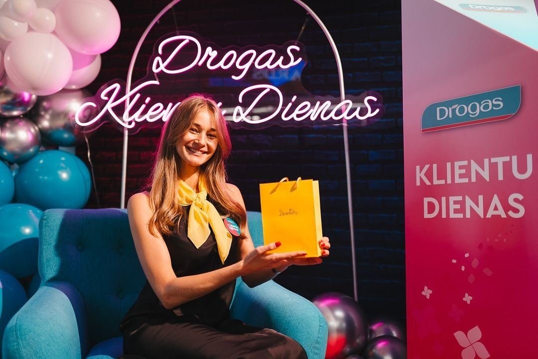 Rosa LED-neonskylt i eventmiljö med ballonger
