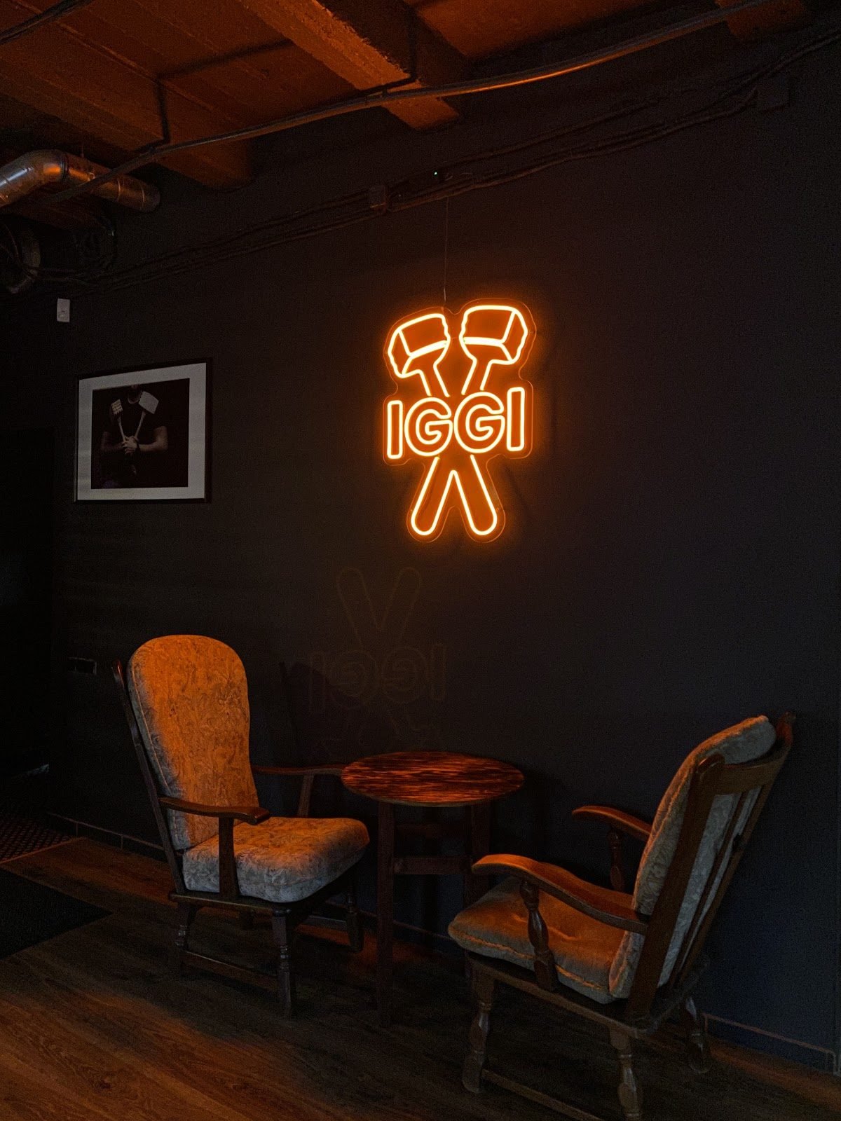 Logotyp i neon ovanför en sittgrupp