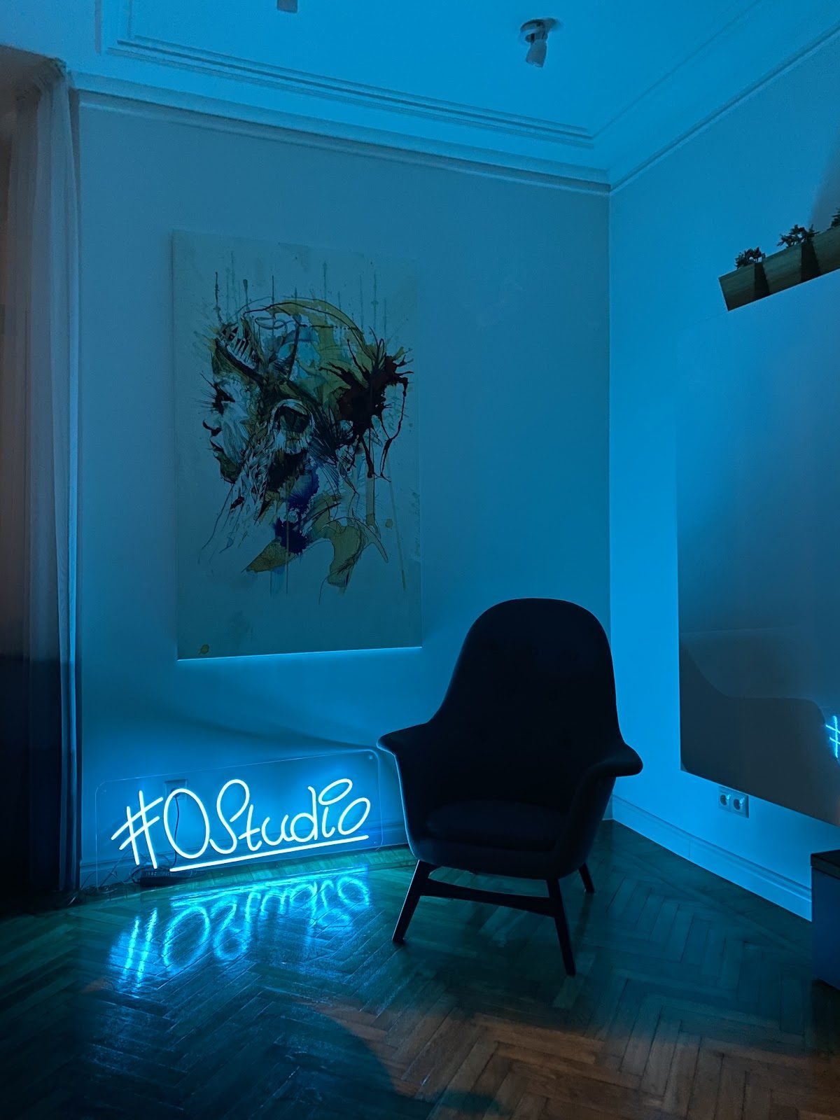 Studiologotyp i isblå neon