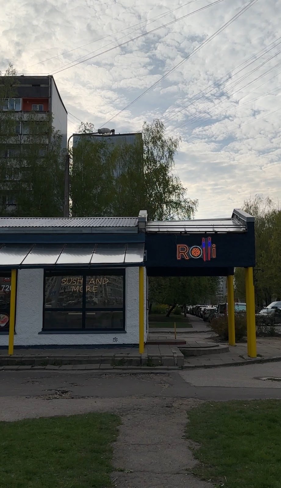 Restaurang med neonskylt på fasaden