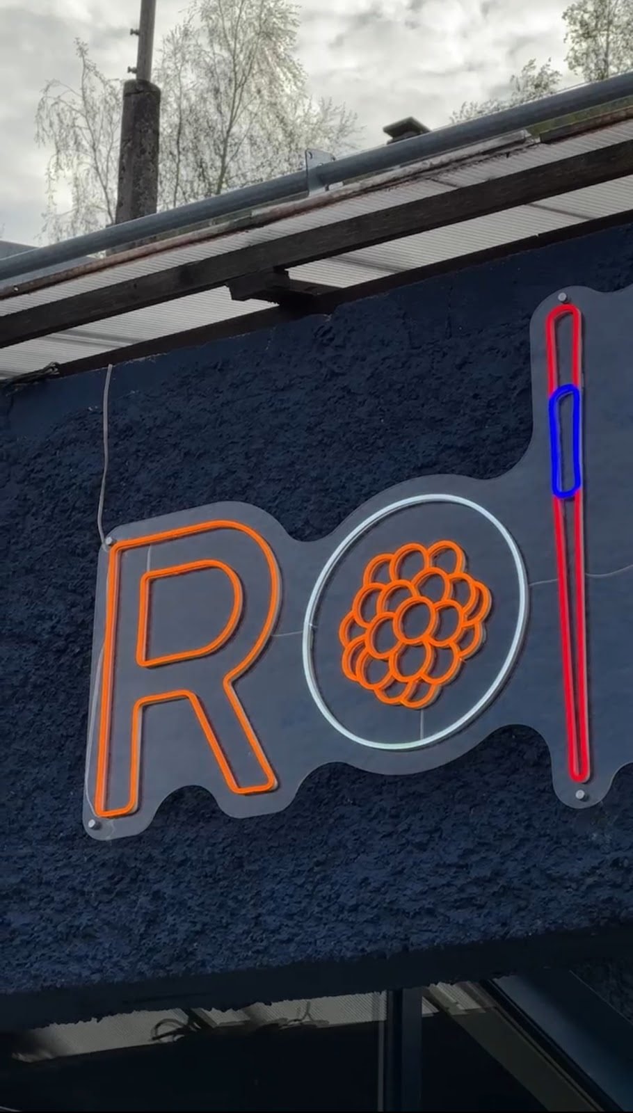 Fasadskylt i LED-neon i rött och orange