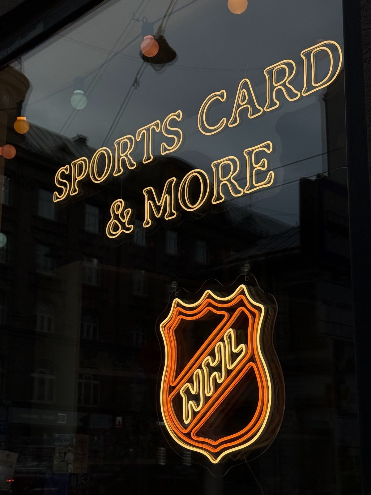 Butiksskylt i varmgul neon i skyltfönstret