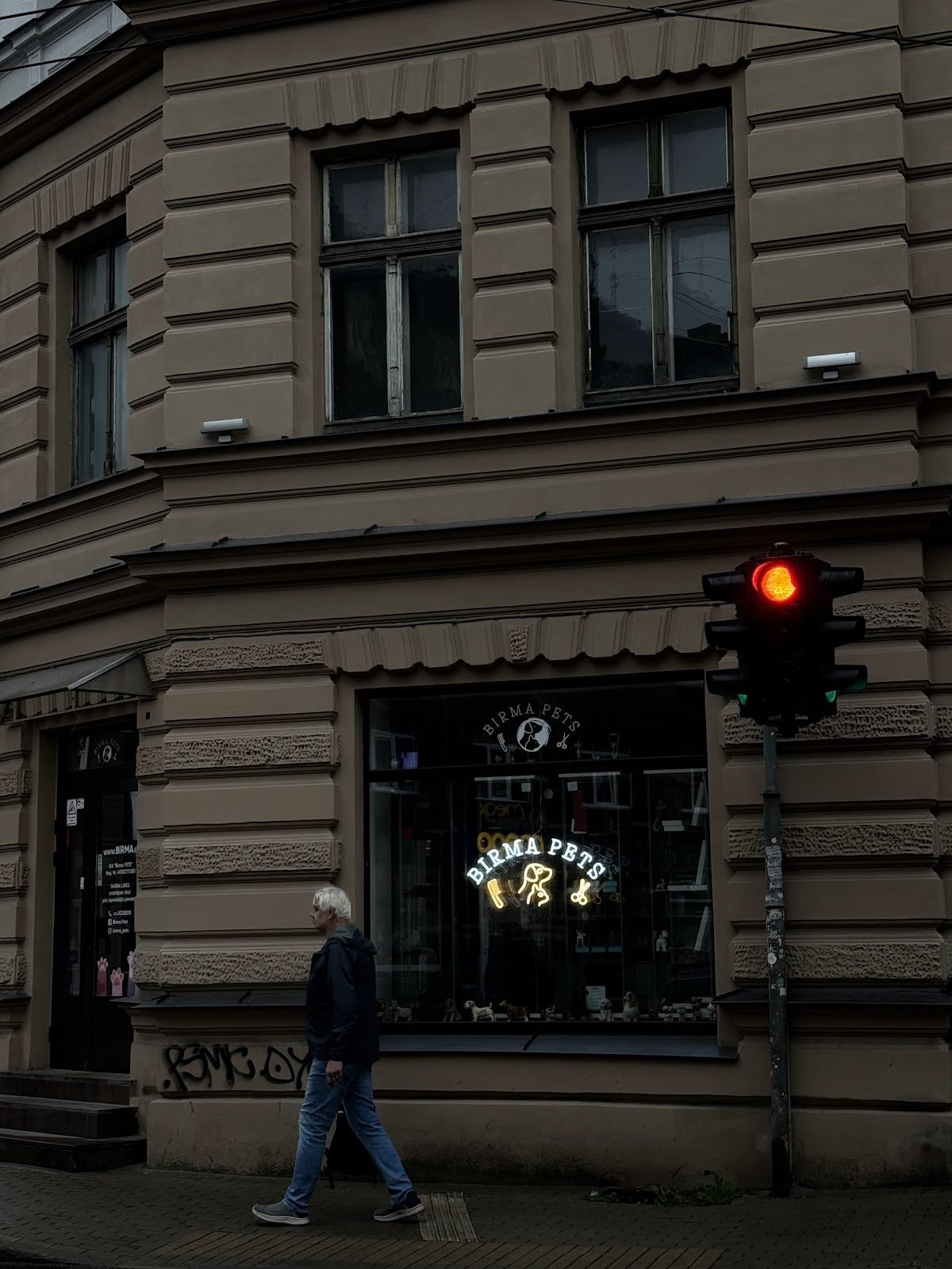 Neonskylt i ett skyltfönster sett från gatan