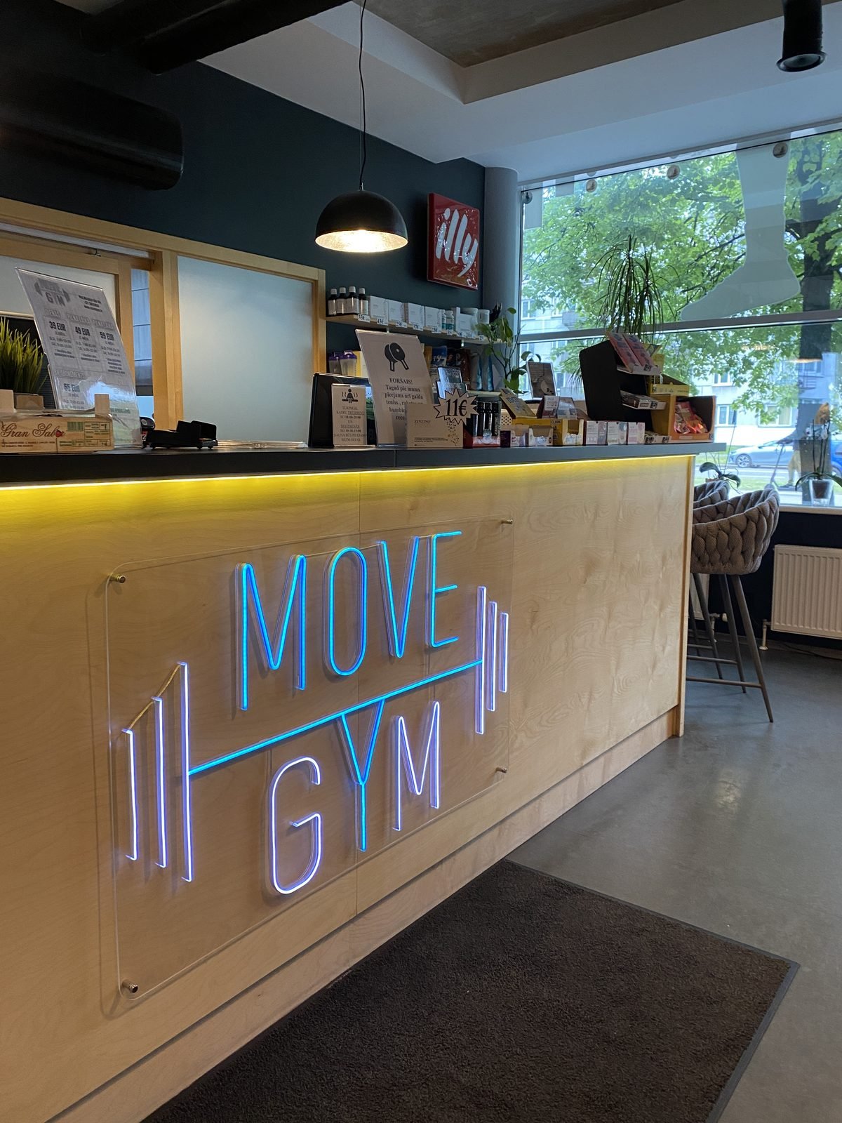 Gymmets logotyp i LED-neon på receptionsdisken