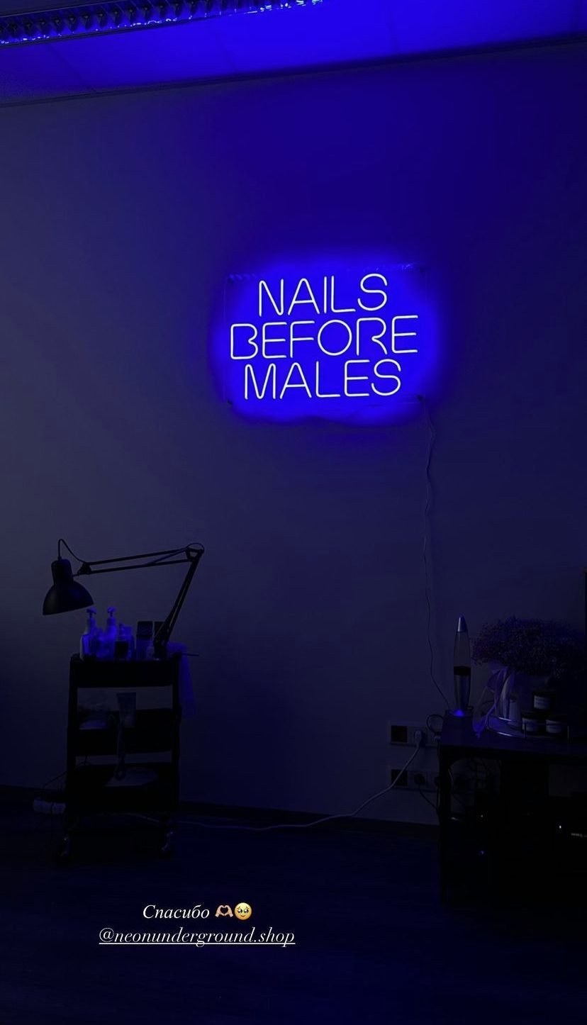 Neonskylt i blått i en nagelsalong