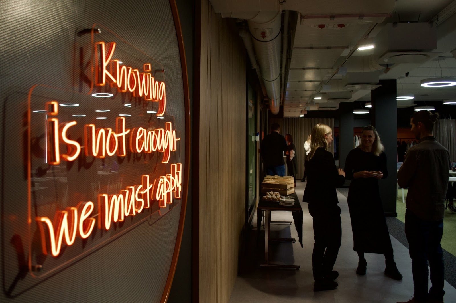 Citat i orange neon på en kontorsvägg
