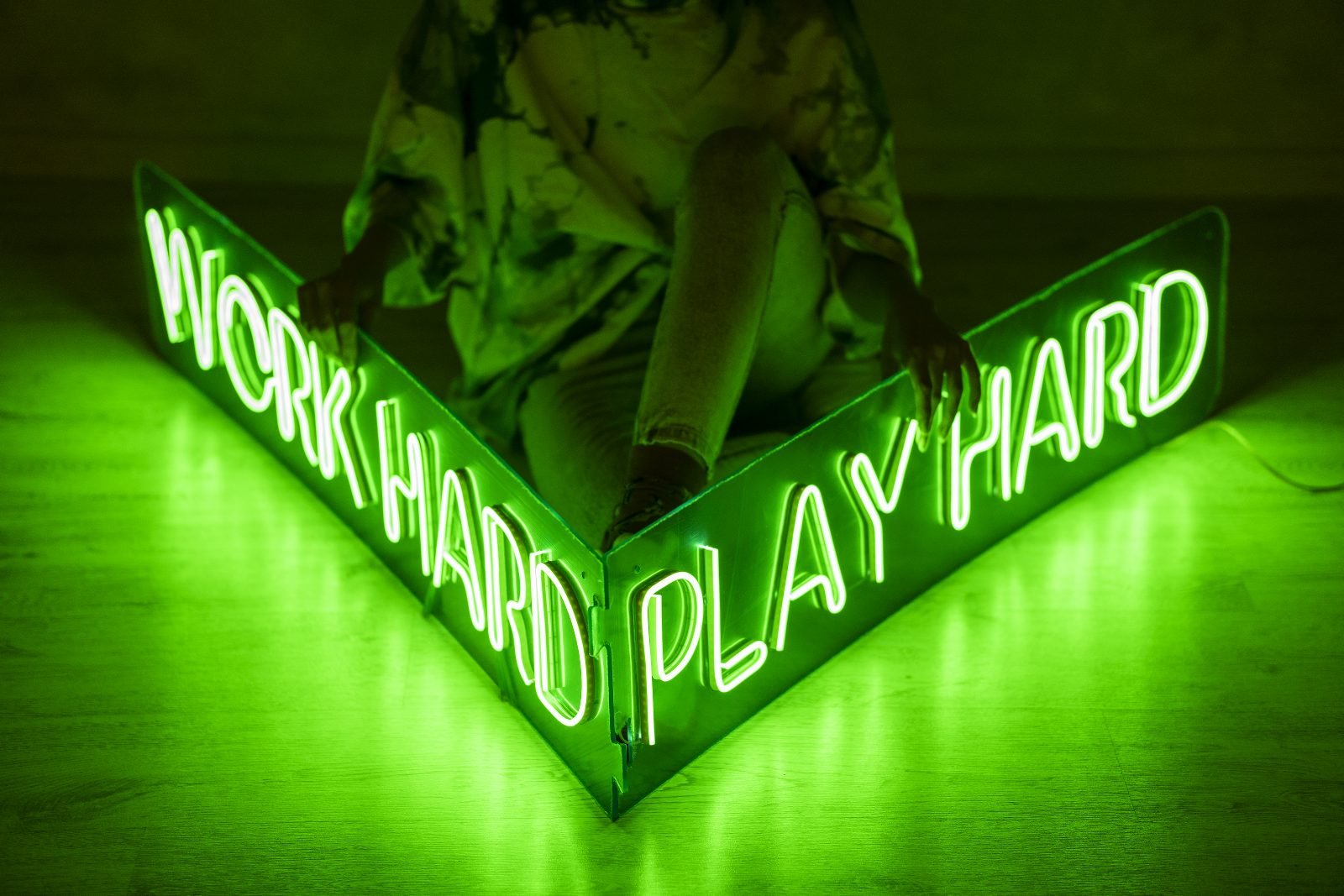 Kontorsskylt Work hard play hard i grön neon