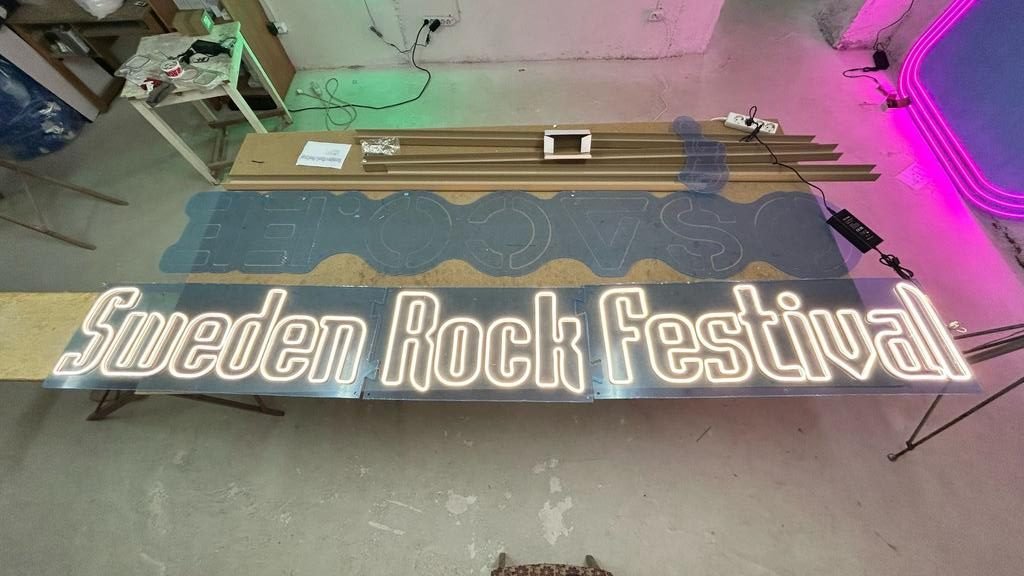 Festivalskylt i LED-neon i verkstaden
