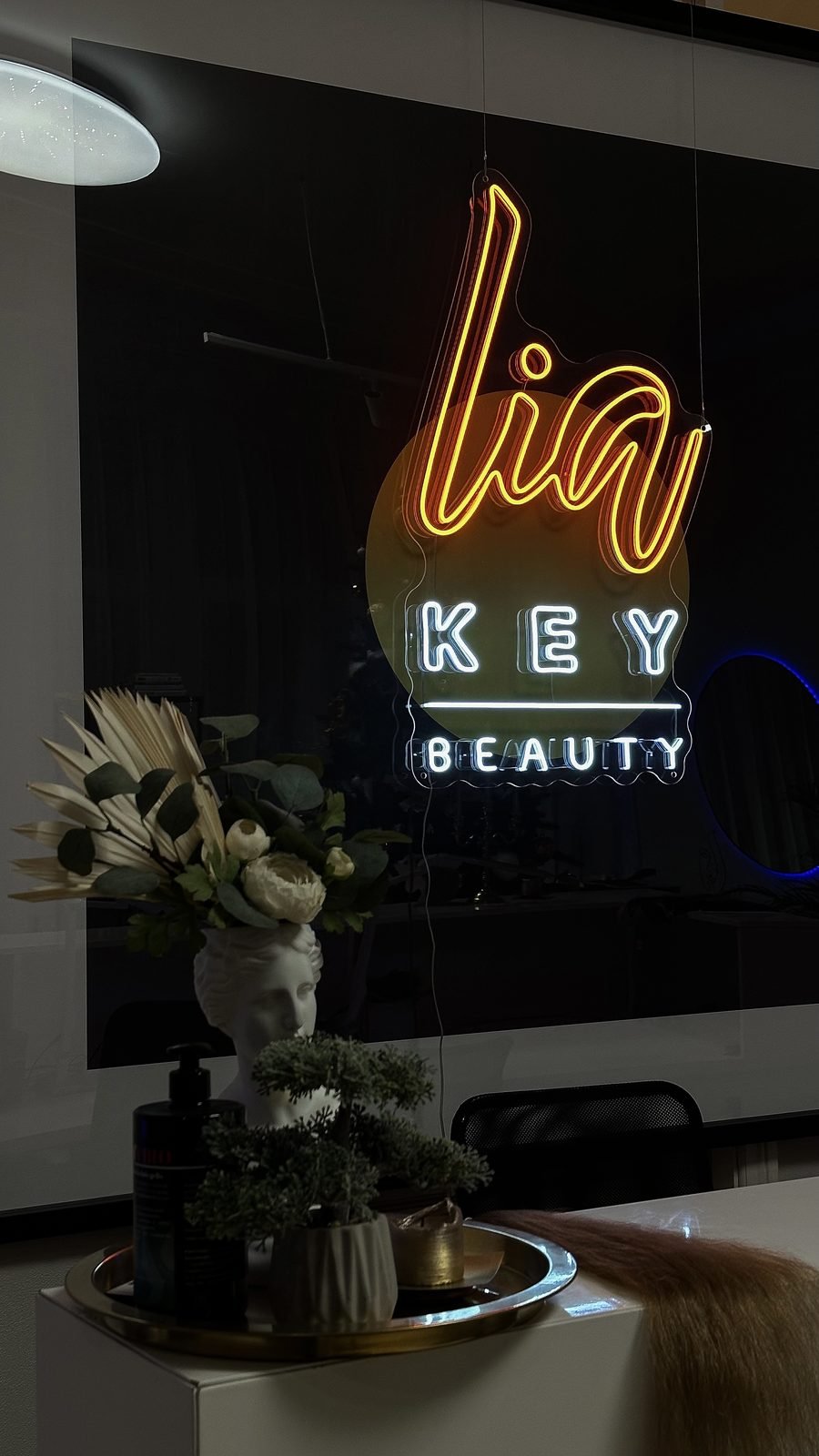Skönhetssalongens logotyp i LED-neon