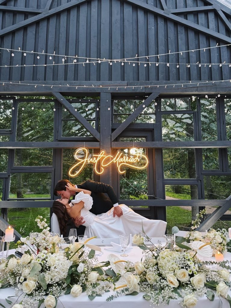 Bröllopsskylt Just Married i varmvit neon