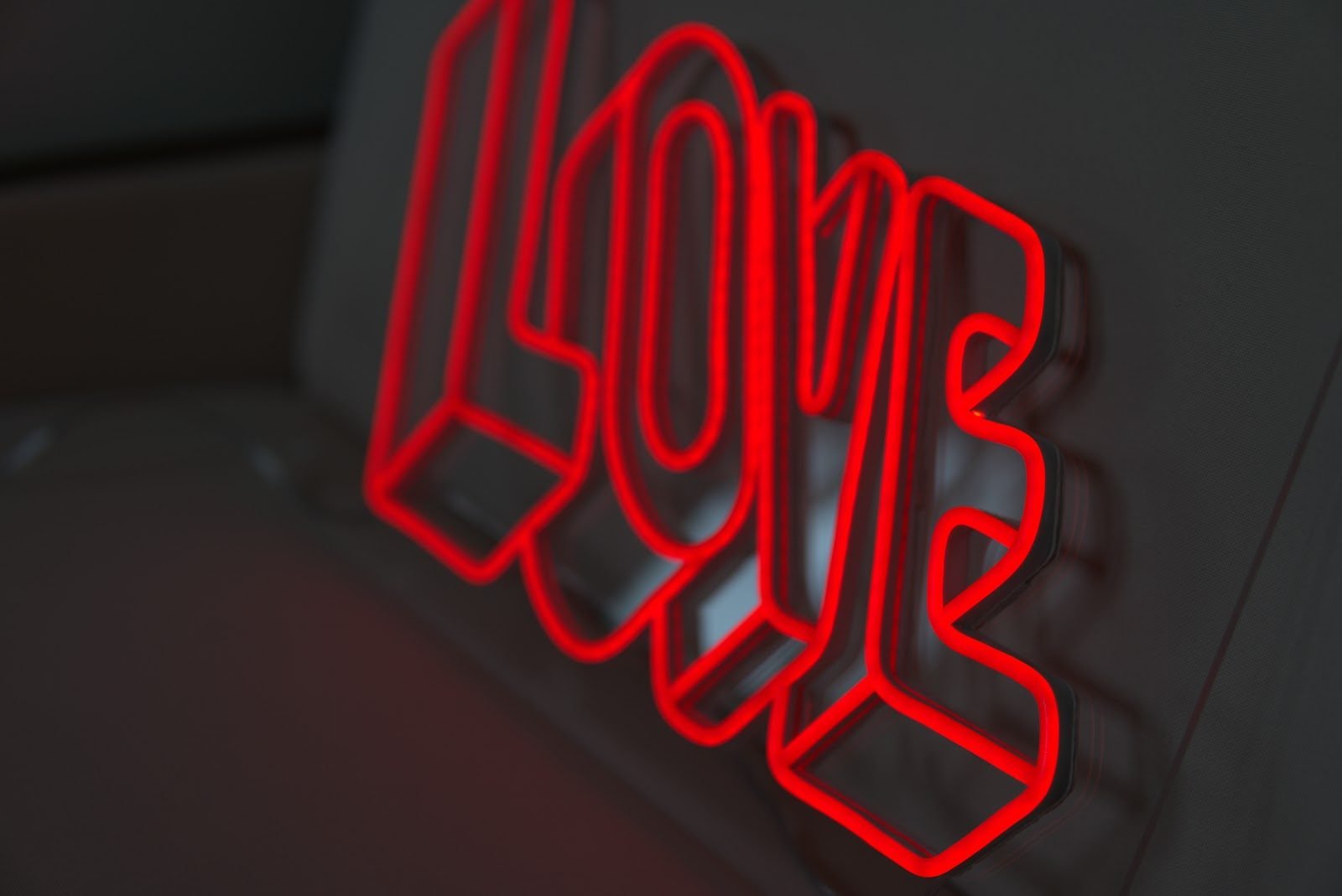 Tänd skylt LOVE i röd LED-neon i 3D-form